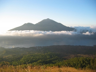 Gunung Batur over skyerne